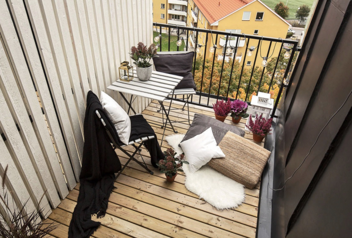 декор та рослини на лоджії у скандинавському стилі