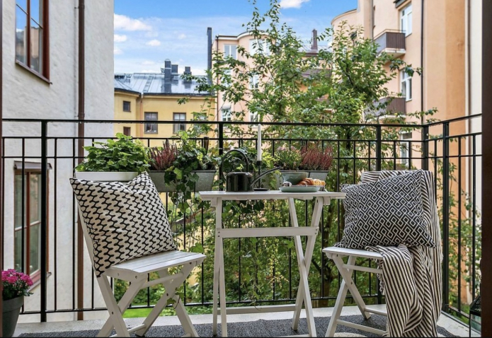 облаштування маленького відкритого балкона у скандинавському стилі