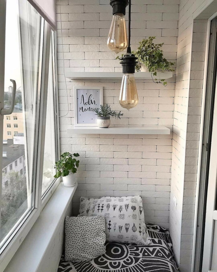 Балкон в індустріальному стилі у світлій гамі