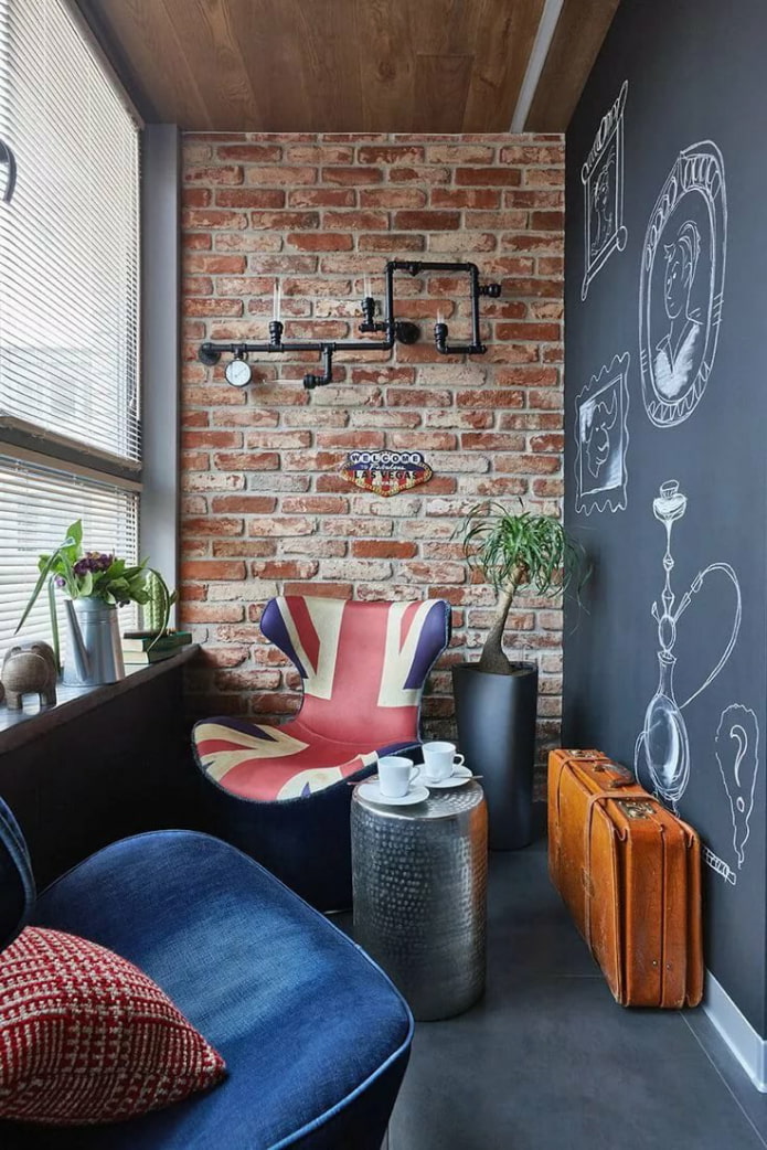 Балкон з грифельною стіною в стилі лофт