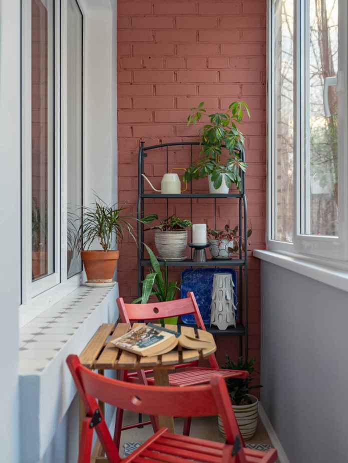 Стелаж та зона відпочинку на балконі в стилі лофт