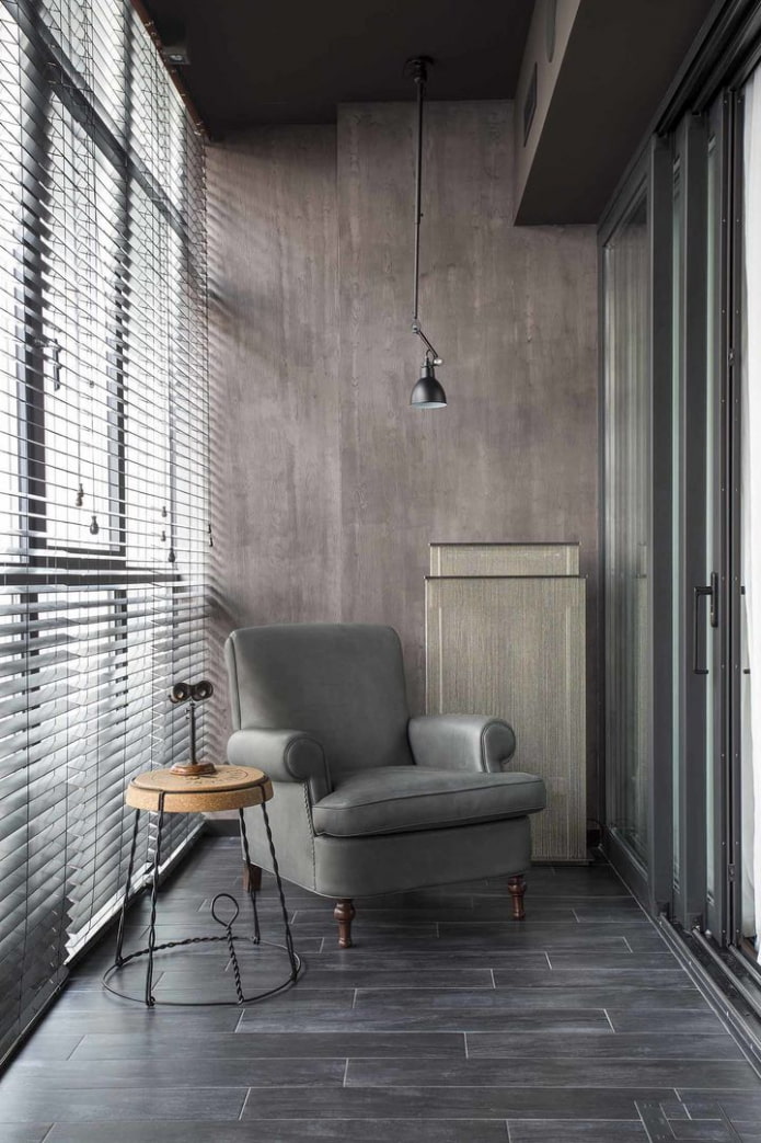 Балкон з бетонними стінами