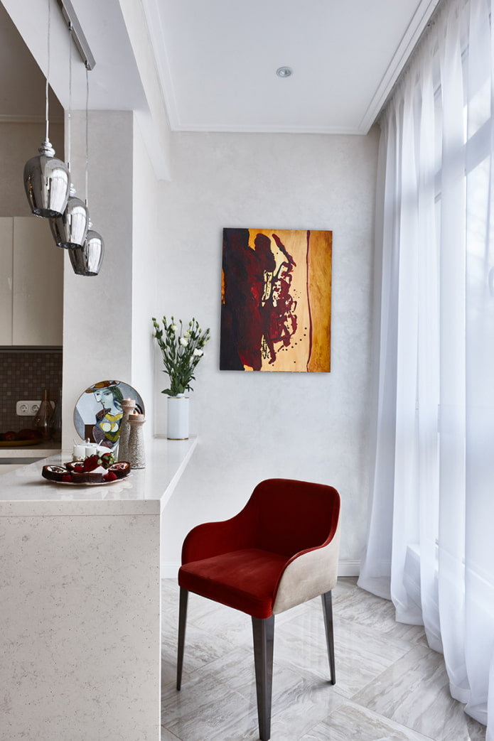 барна стійка в отворі між кімнатою та балконом