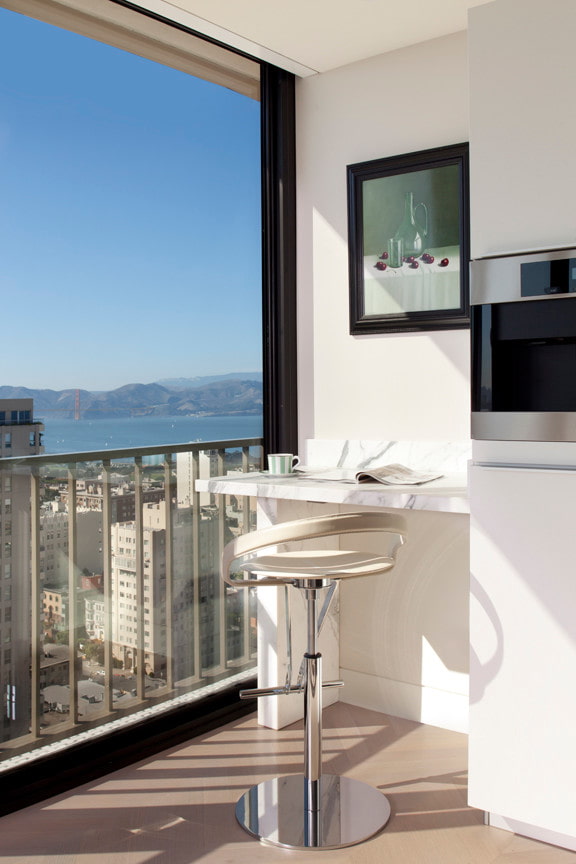 барна стійка в кутку балкона