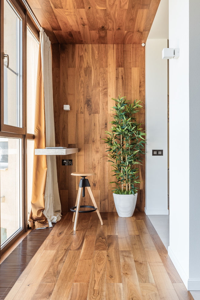 маленька дерев'яна барна стійка