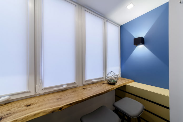 барна стійка з дерев'яною стільницею