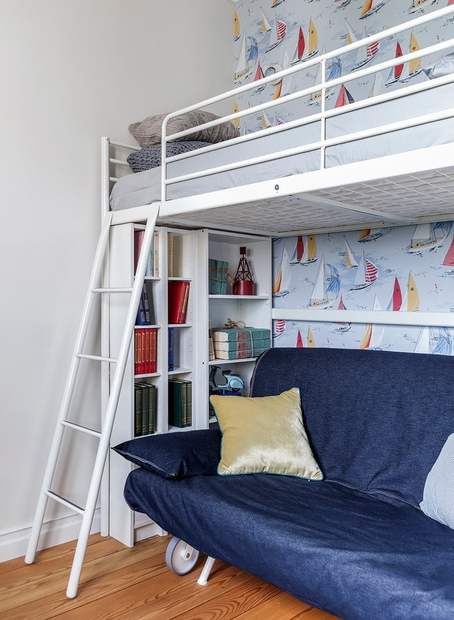 łóżko z drabinką we wnętrzu dziecięcym