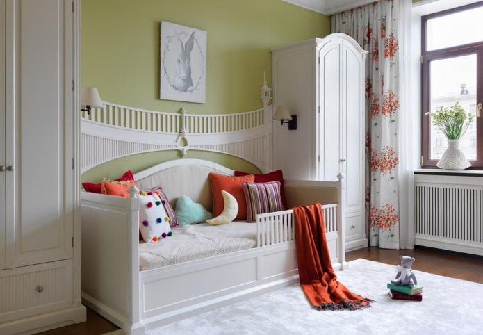 łóżko z bokami we wnętrzu dziecięcym