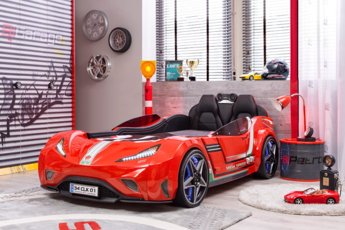 łóżko samochodowe we wnętrzu dziecięcym