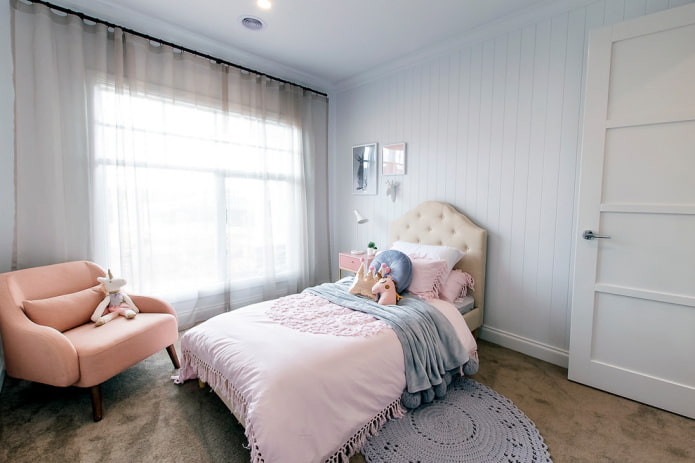 łóżko z miękkim zagłówkiem we wnętrzu dziecięcym