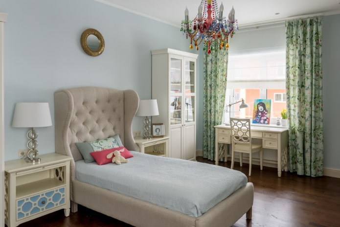 łóżko z ramą wózka we wnętrzu pokoju dziecięcego