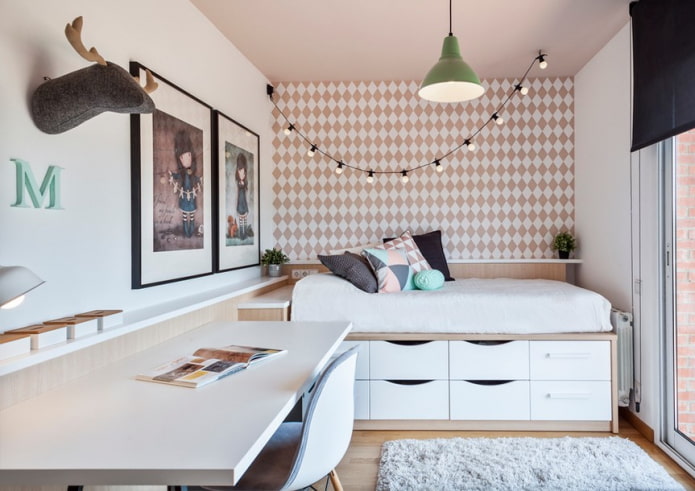 łóżko z szufladami do przechowywania w pokoju dziecięcym