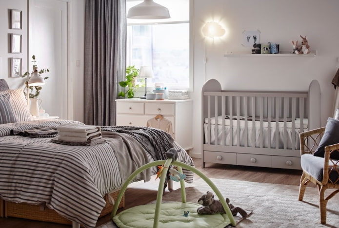 łóżeczko we wnętrzu sypialni