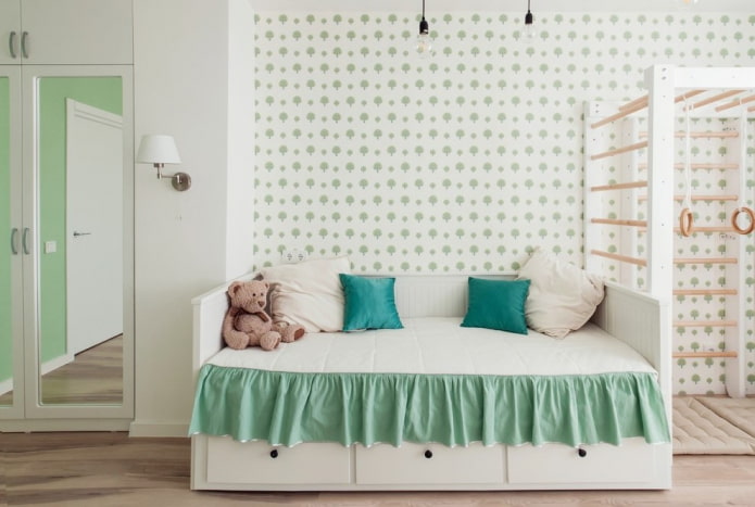 prostokątne łóżko we wnętrzu pokoju dziecięcego