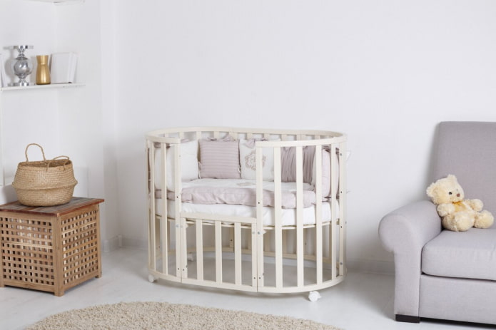 owalne łóżeczko we wnętrzu pokoju dziecięcego