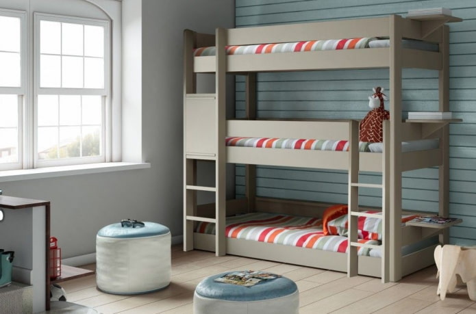 łóżko trzypoziomowe we wnętrzu pokoju dziecięcego