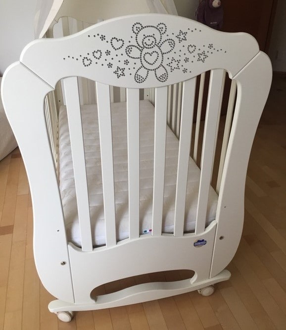 łóżeczko dziecięce ozdobione kryształkami