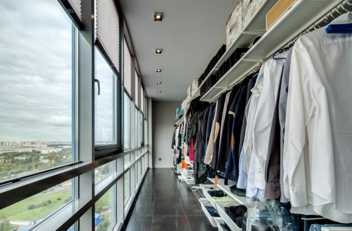 дизайн вбиральні в інтер'єрі балкона