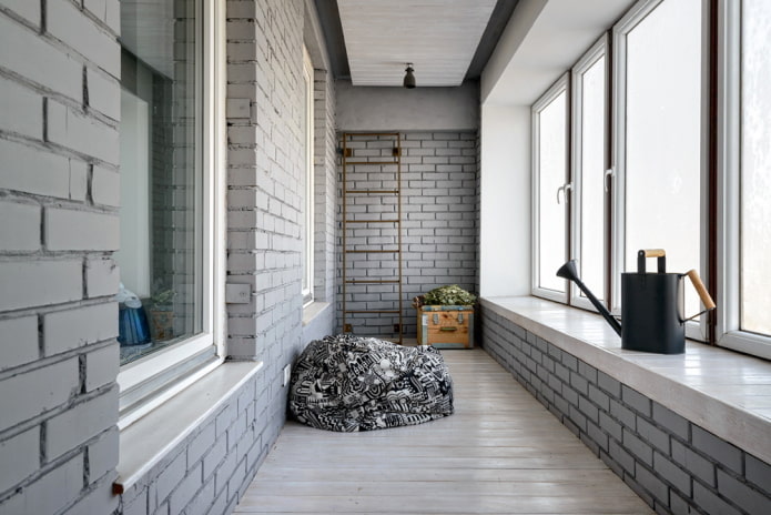 оздоблення стін в інтер'єрі балкона