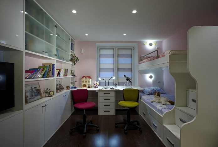 oświetlenie we wnętrzu pokoju dziecięcego dla dwóch dziewczynek