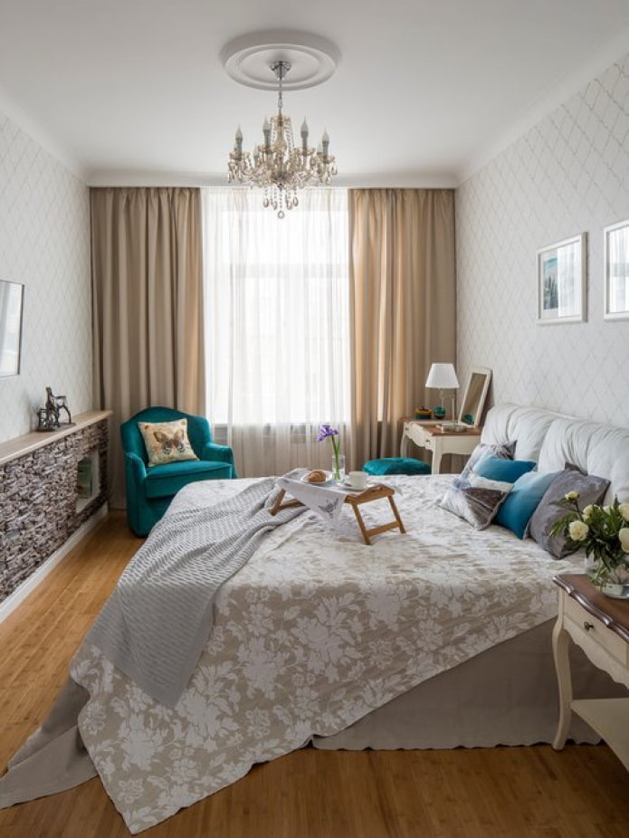 Schminktisch neben dem Bett