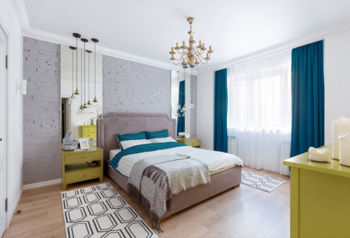 Schlafzimmer mit hellen Akzenten