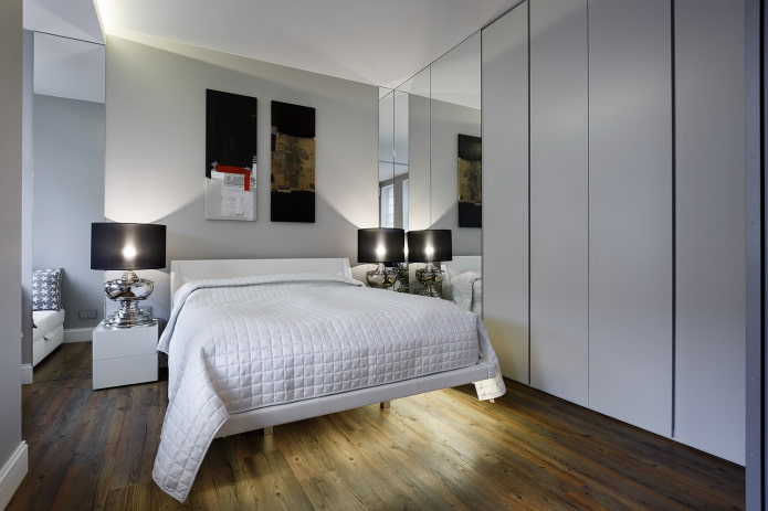 großer Kleiderschrank im Schlafzimmer