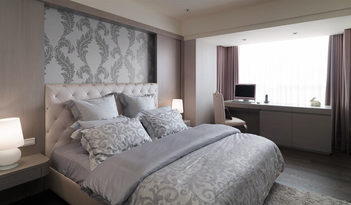 graue Tapete im Schlafzimmer