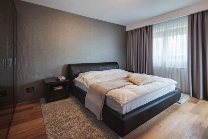 dunkelgraue Tapete im Schlafzimmer