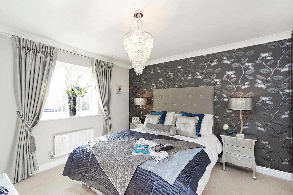 Schlafzimmergestaltung mit grauer Tapete