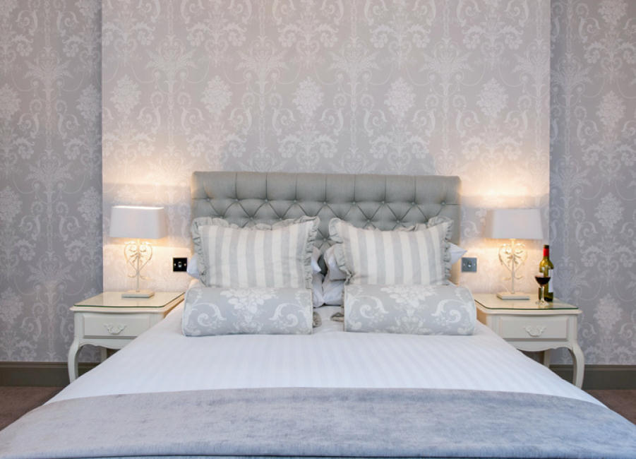 hellgraue Tapete mit Muster im Schlafzimmer