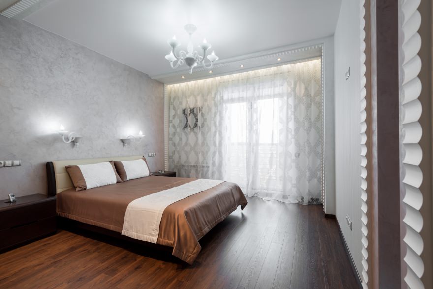 Schlafzimmereinrichtung mit grauer Tapete