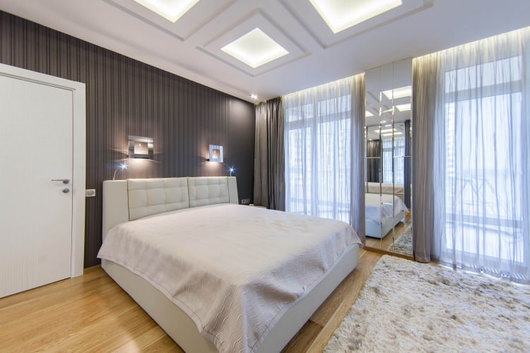 Dunkelgraue Streifentapete im Schlafzimmer