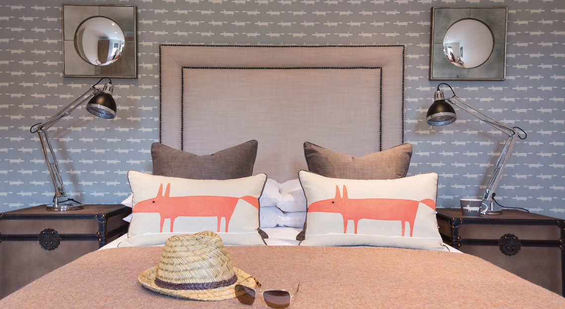 Schlafzimmereinrichtung mit grauer Tapete