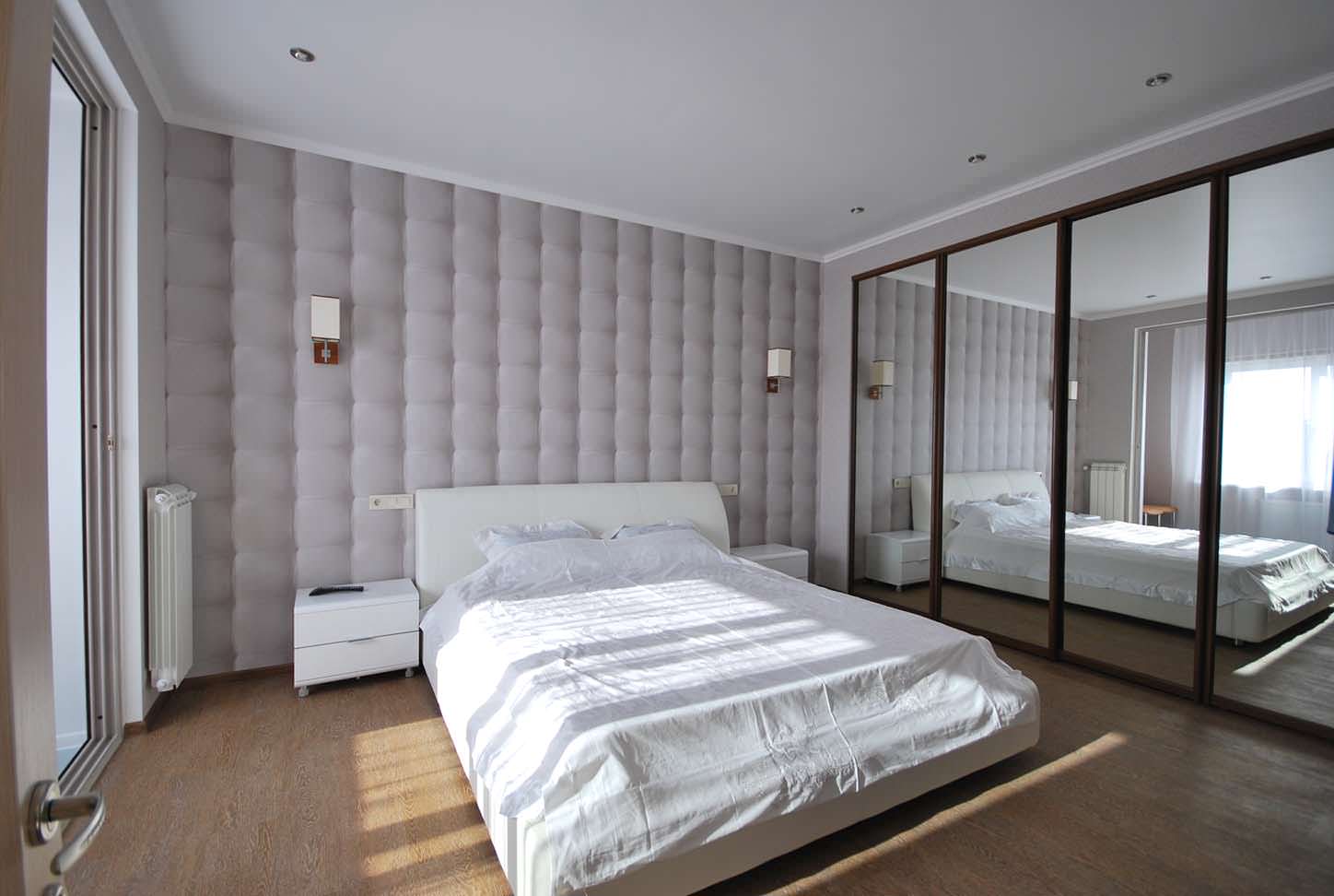 graue Tapete im Schlafzimmer