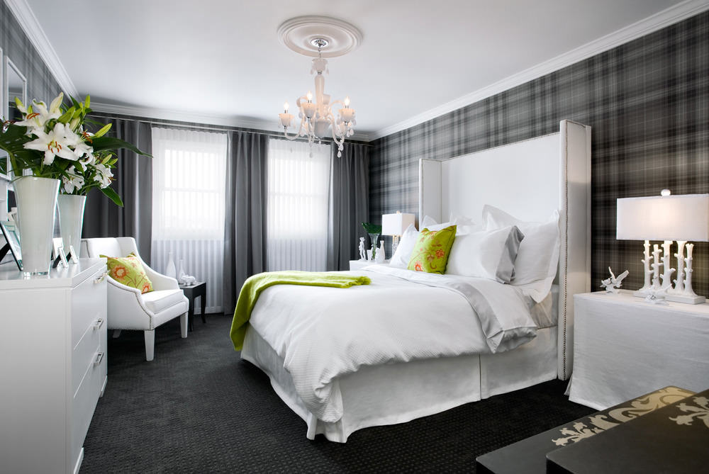 Vorhänge im Schlafzimmerdesign mit grauer Tapete