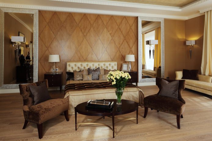 Braune Wände mit Spiegeln im Schlafzimmer