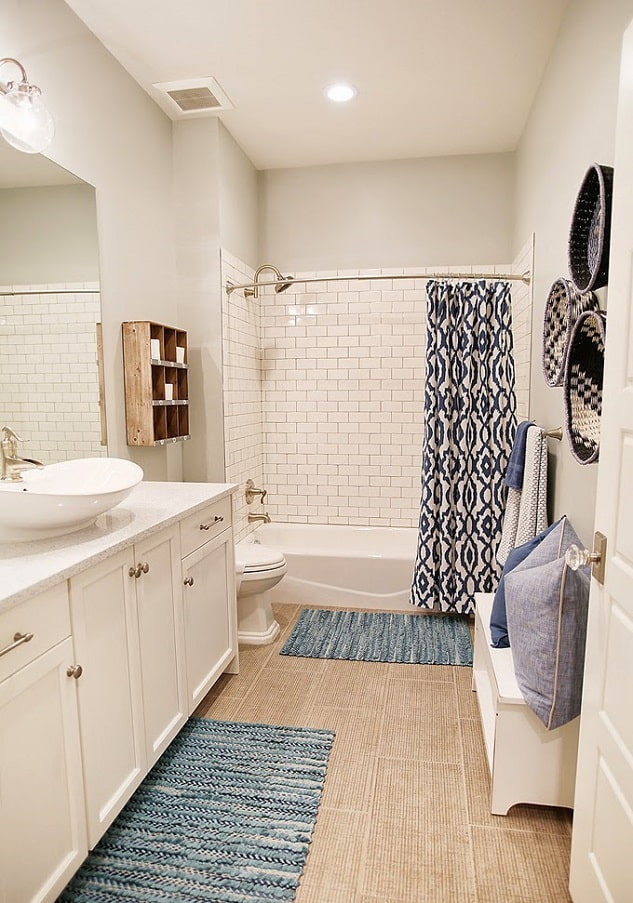 яскрава штора для ванної