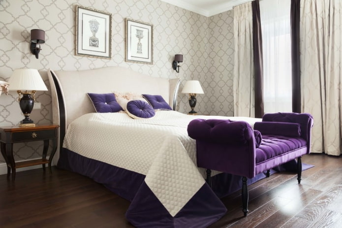 Lila Akzente in einem beigen Interieur