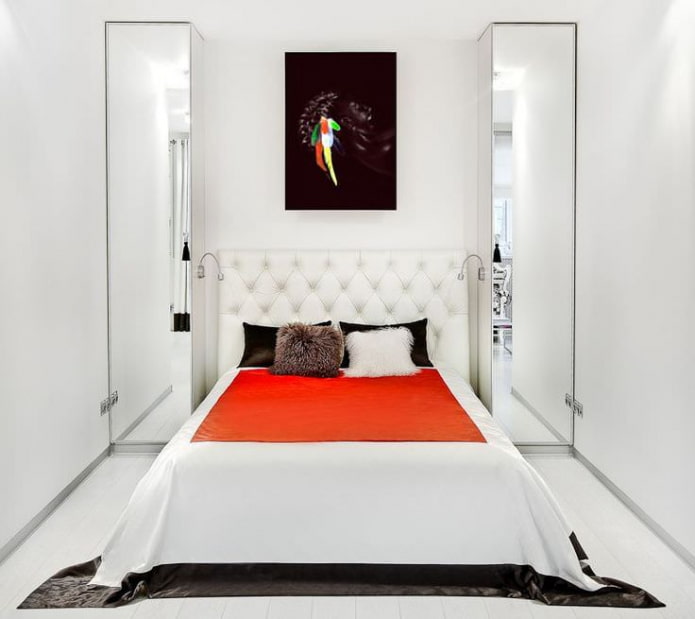 helles, schmales Schlafzimmer mit weichem Kopfteil