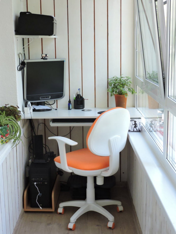 Комп'ютерний стіл для хлопчика