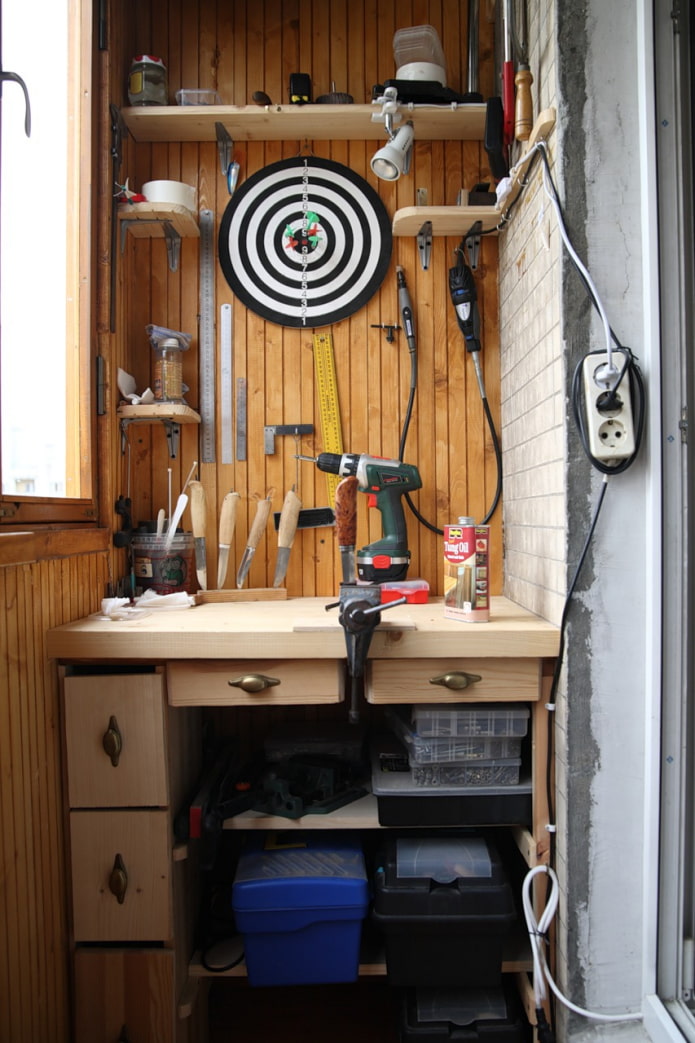 Столярка на балконі