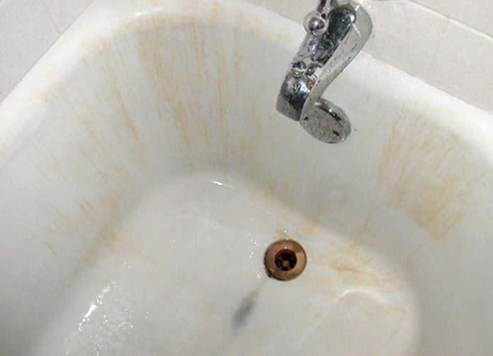 Жовті плями на ванній з акрилу