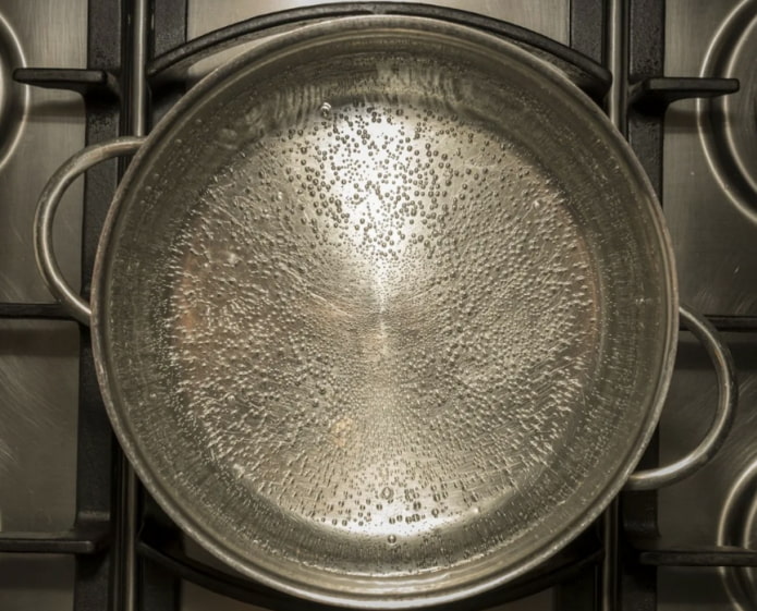 вода в кастрюле