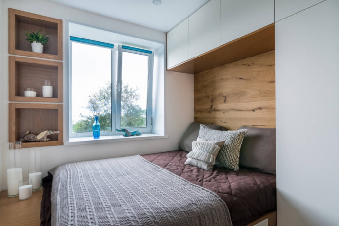 Bett in einem kleinen Zimmer