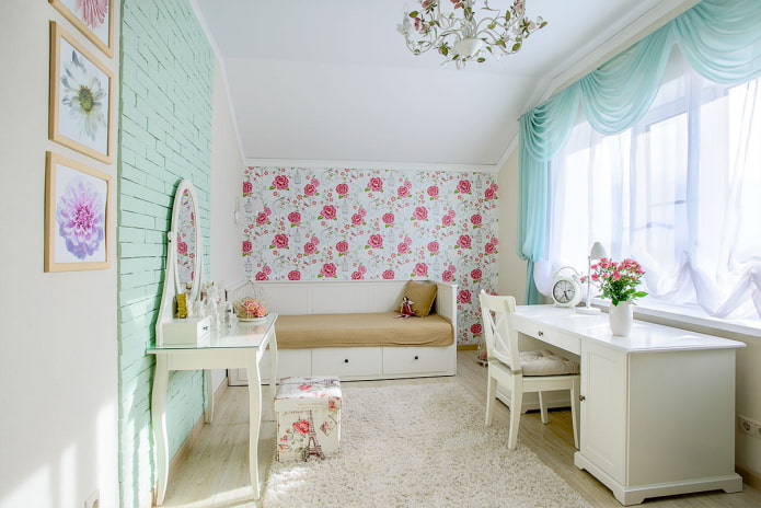 Kinderbett in der Ecke des Kinderzimmers