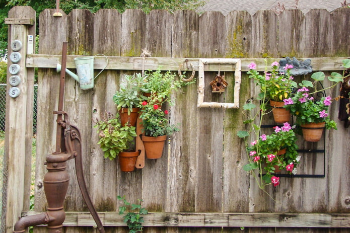 Композиция из старых вещей