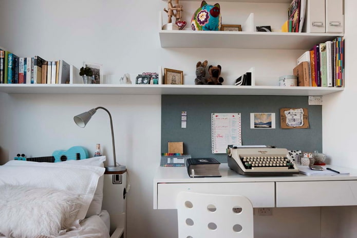 Kleines Schlafzimmer mit Regalen