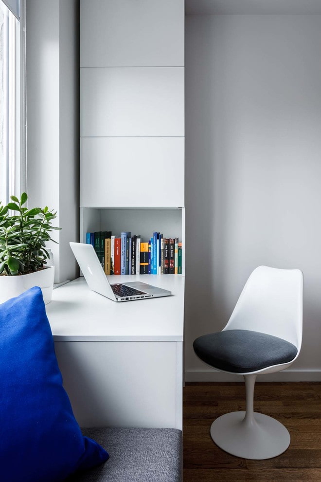 Arbeitsplatz mit Regalen