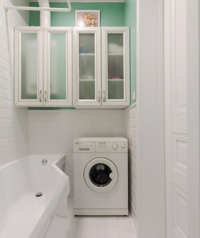 дві шафки у ванній